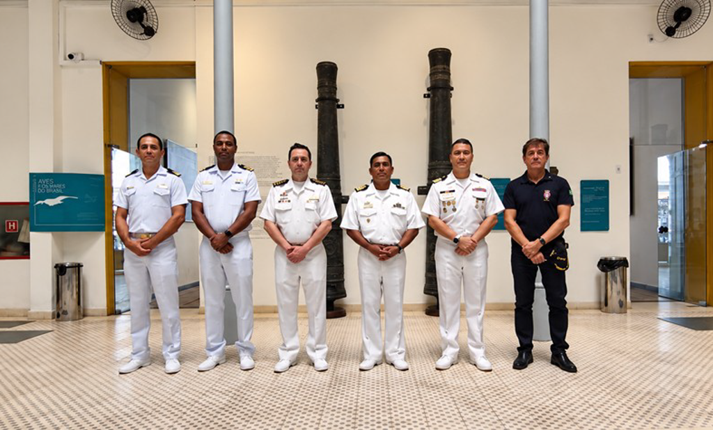 Representantes do CAMAS realizam visita protocolar ao Museu Naval da Marinha do Brasil.